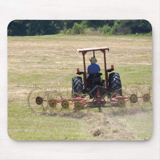 Ein junger Junge fährt einen Traktor zur Ernte Mousepad (Vorne)