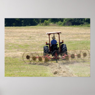 Ein junger Junge fährt einen Traktor zur Ernte Poster