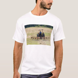 Ein junger Junge fährt einen Traktor zur Ernte T-Shirt
