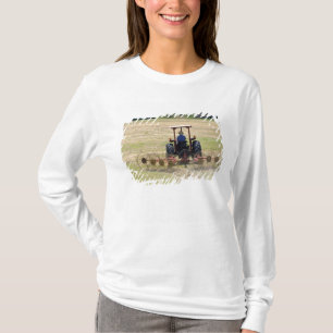 Ein junger Junge fährt einen Traktor zur Ernte T-Shirt