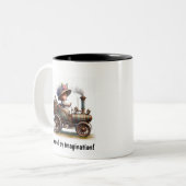 Ein junges glückliches Kind, das mit einem Dampffa Zweifarbige Tasse (Vorderseite Links)