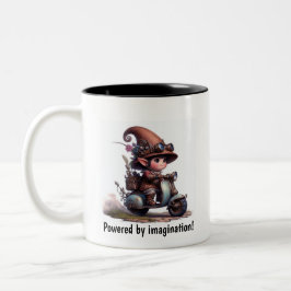 Ein junges glückliches Kind, das mit einem Steampu Zweifarbige Tasse