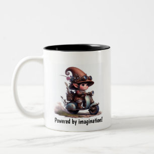 Ein junges glückliches Kind fährt auf einem Steamp Zweifarbige Tasse
