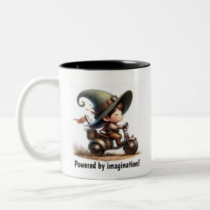 Ein junges glückliches Kind fährt auf einem Steamp Zweifarbige Tasse