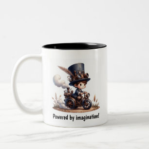 Ein junges glückliches Kind fährt ein Steampunk-Fa Zweifarbige Tasse