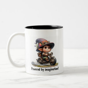 Ein junges glückliches Kind fährt ein Steampunk-Mo Zweifarbige Tasse