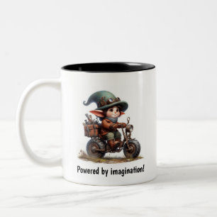 Ein junges glückliches Kind fährt ein Steampunk-Mo Zweifarbige Tasse