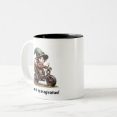 Ein junges glückliches Kind mit einem Steampunk-Mo Zweifarbige Tasse (Vorderseite Links)