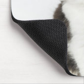Ein junges Kätzchen, das in die Kamera schaut Mousepad (Ecke)