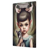 Ein junges Mädchen, das ein Reh hält Klemmbrett (Links)