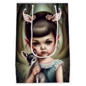 Ein junges Mädchen, das ein Reh hält Mittlere Geschenktüte (Rückseite)