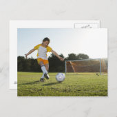 Ein junges Mädchen, das Fußball auf einem Fußballp Postkarte (Vorne/Hinten)