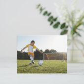 Ein junges Mädchen, das Fußball auf einem Fußballp Postkarte (Stehend Vorderseite)