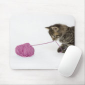 Ein junges Tischchen, das mit einer Kugel spielt Mousepad (Mit Mouse)