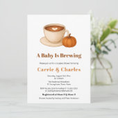 Ein Kaffee Kürbis Herbst Brauen Babydusche Einladung (Stehend Vorderseite)