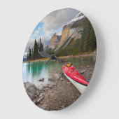 Ein Kajak an der Küste von Spirit Island Große Wanduhr (Winkel)