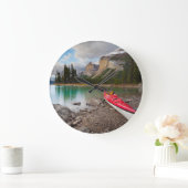 Ein Kajak an der Küste von Spirit Island Große Wanduhr (Zuhause)