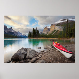 Ein Kajak an der Küste von Spirit Island Poster