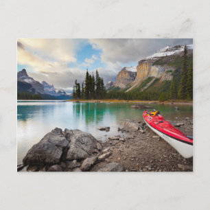 Ein Kajak an der Küste von Spirit Island Postkarte