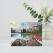 Ein Kajak an der Küste von Spirit Island Postkarte (Stehend Vorderseite)