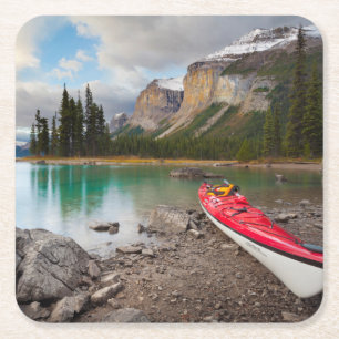 Ein Kajak an der Küste von Spirit Island Rechteckiger Pappuntersetzer