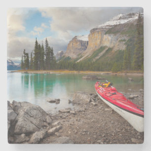 Ein Kajak an der Küste von Spirit Island Steinuntersetzer