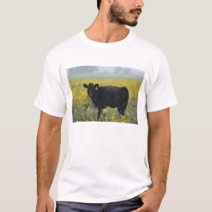 Ein Kalb zwischen den Sonnenblumen von Nebraska T-Shirt