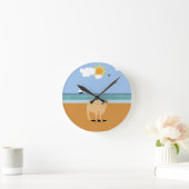 Ein Kamel am Strand Runde Wanduhr (Zuhause)