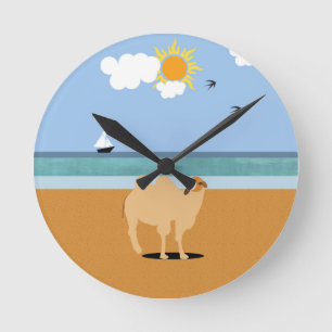 Ein Kamel am Strand Runde Wanduhr