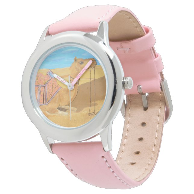 Ein Kamel-Kinder schauen Armbanduhr (Schrägansicht)