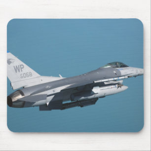 Ein kämpfender Falke F-16 im Flug Mousepad