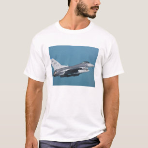 Ein kämpfender Falke F-16 im Flug T-Shirt
