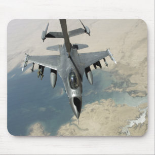 Ein kämpfender Falke F-16 tankt wieder Mousepad