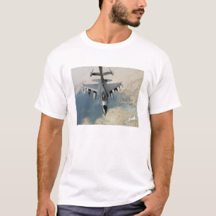 Ein kämpfender Falke F-16 tankt wieder T-Shirt