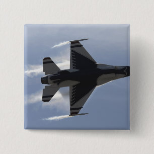 Ein kämpfender Falke F-16 zieht hohe G Button