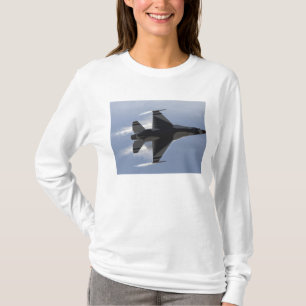 Ein kämpfender Falke F-16 zieht hohe G T-Shirt