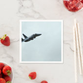 Ein kämpferisches Flugzeug, das in klarer Luft tan Serviette (Beispiel)