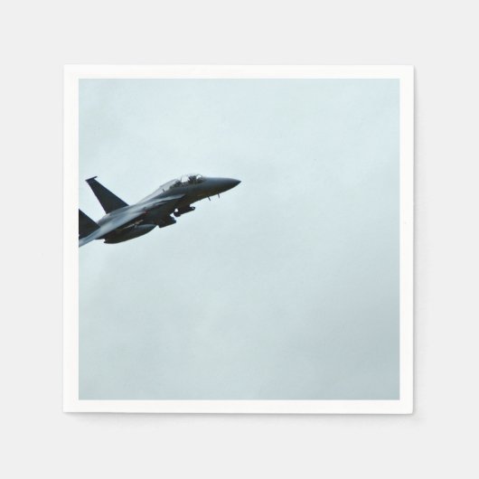 Ein kämpferisches Flugzeug, das in klarer Luft tan Serviette (Vorderseite)