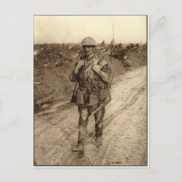 Ein kanadischer Tommy-Soldat, der mit Schlamm bede Postkarte