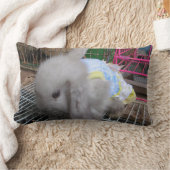 Ein Kaninchen in einem Kleid Lendenkissen (Decke)