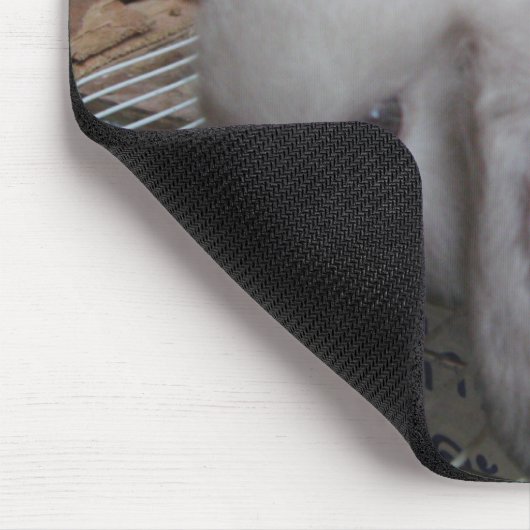 Ein Kaninchen in einem Kleid Mousepad (Ecke)