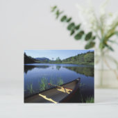 Ein Kanu-Erholungen am Ufer des Little Long Pond Postkarte (Stehend Vorderseite)