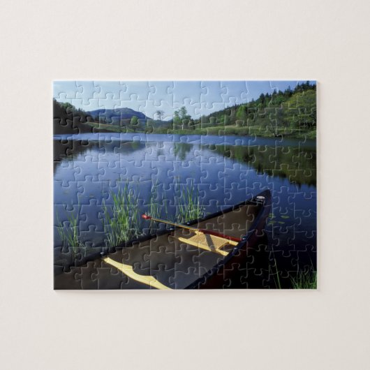 Ein Kanu-Erholungen am Ufer des Little Long Pond Puzzle (Horizontal)