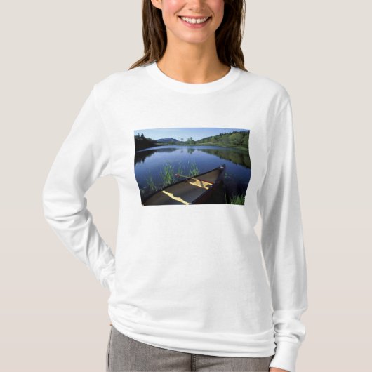 Ein Kanu-Erholungen am Ufer des Little Long Pond T-Shirt (Vorderseite)