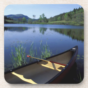 Ein Kanu-Erholungen am Ufer des Little Long Pond Untersetzer
