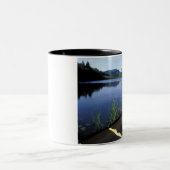 Ein Kanu-Erholungen am Ufer des Little Long Pond Zweifarbige Tasse (Mittel)