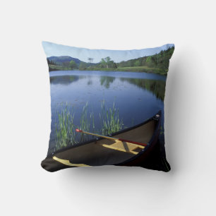 Ein Kanu ruht am Ufer des Little Long Pond Kissen