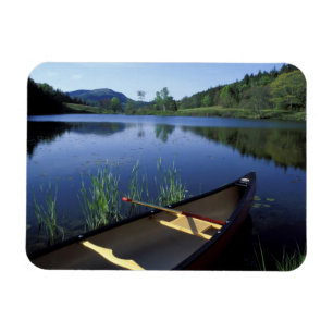 Ein Kanu ruht am Ufer des Little Long Pond Magnet