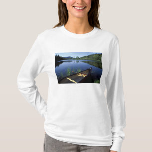 Ein Kanu ruht am Ufer des Little Long Pond T-Shirt