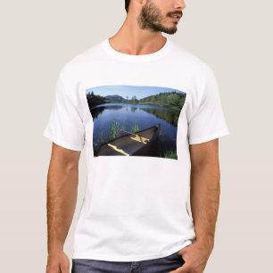 Ein Kanu ruht am Ufer des Little Long Pond T-Shirt